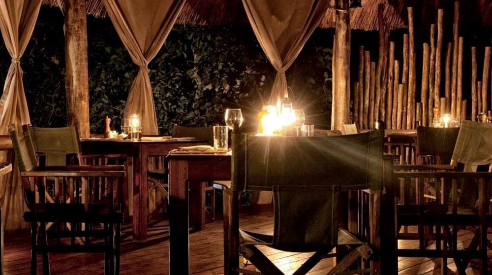Le restaurant du Tarangire River Camp le soir
