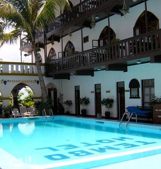 La piscine et les balcons du Tembo Hotel