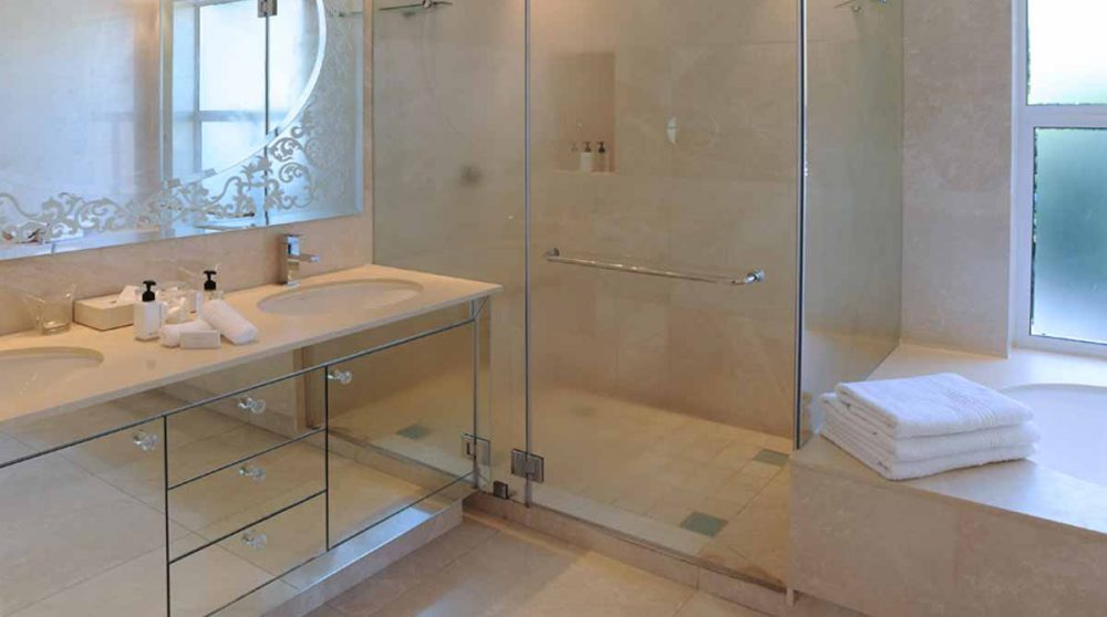 Sa salle de bains du Clarendon Bantry Bay