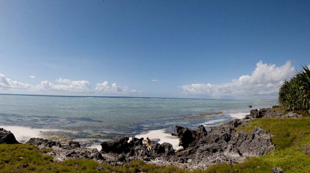 Vue plongeante sur l'océan