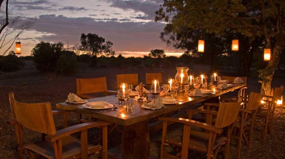 Dîner dans le jardin du camp au Kenya