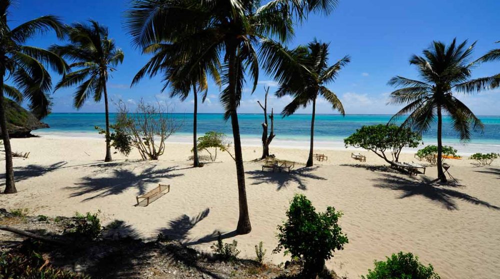 La belle plage de sable blanc