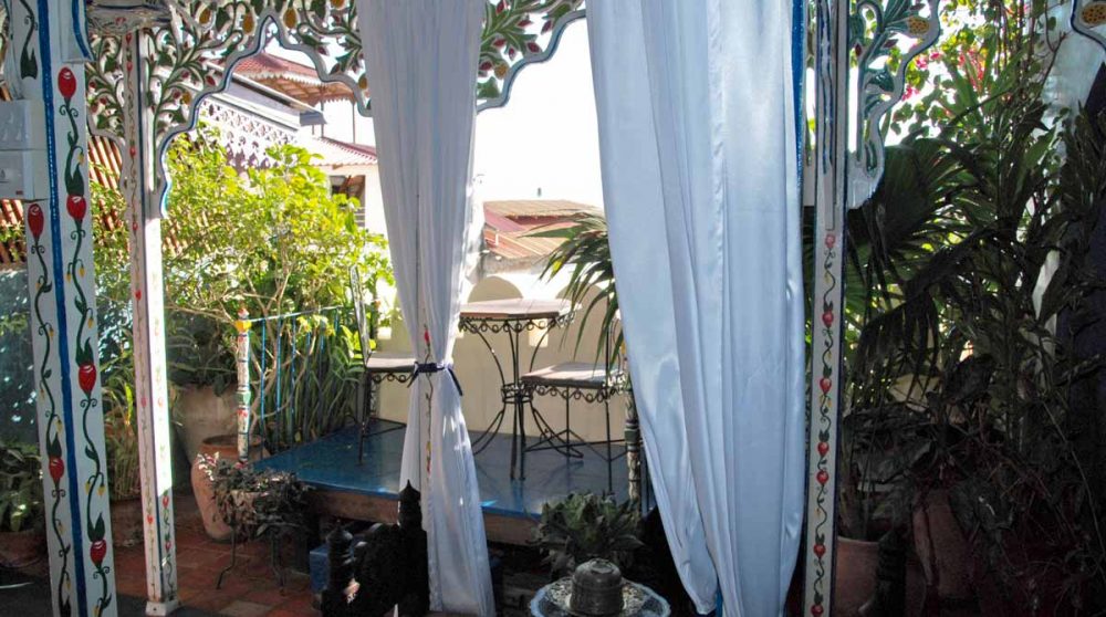 Le balcon d'une chambre à Zanzibar