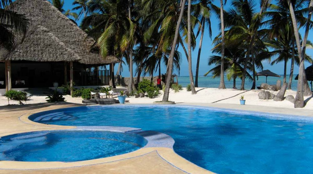 La piscine et les palmiers sur l'île de Zanzibar