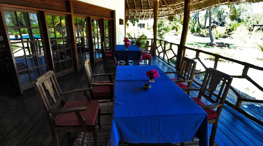 Déjeuner sur la terrasse en Tanzanie