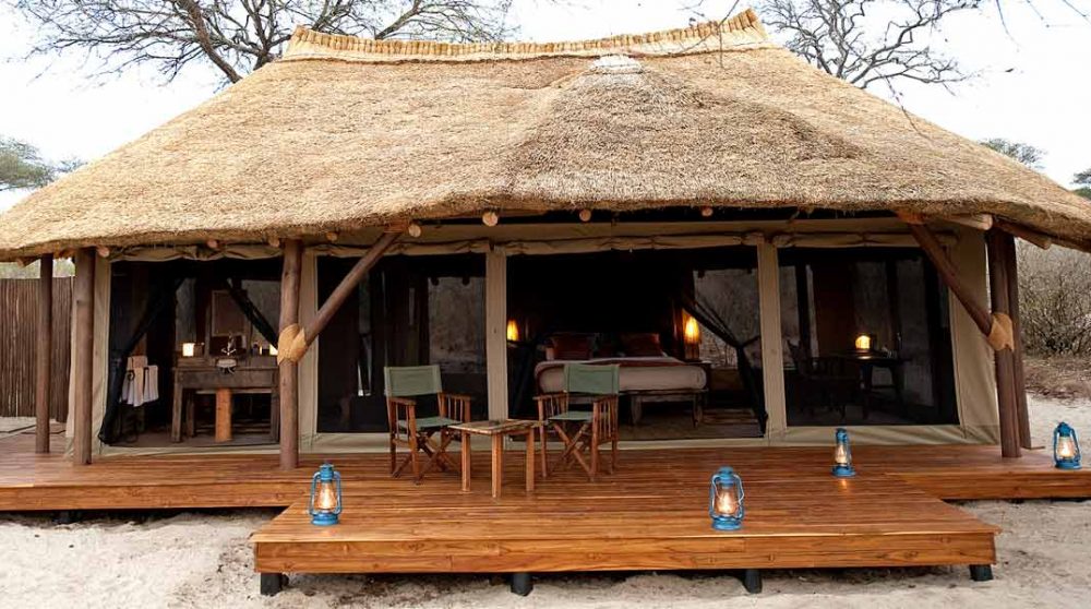Vue extérieure de la tente en Tanzanie