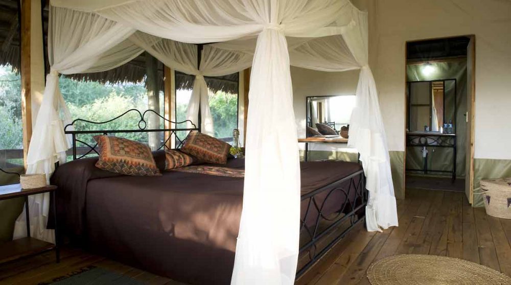 Une tente avec un lit double près du Tarangire