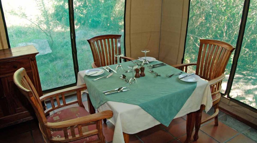 Une table au restaurant dans le Serengeti
