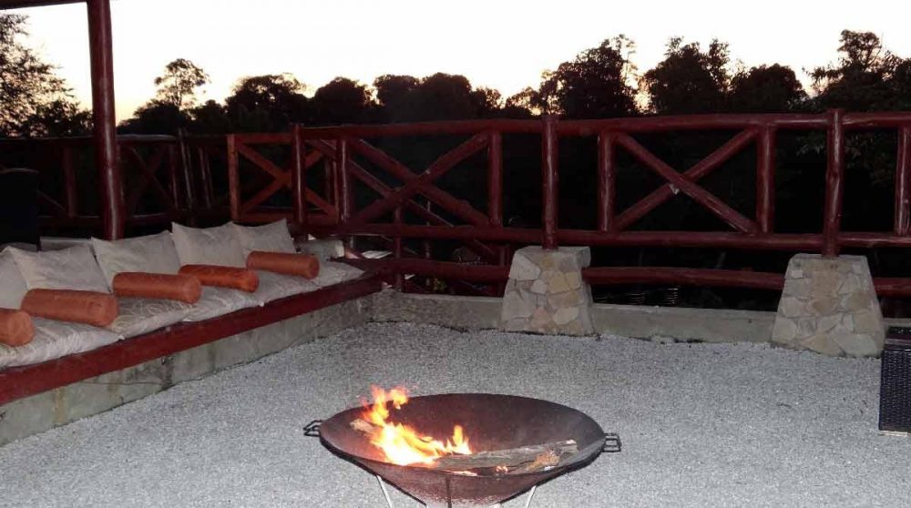Feu de camp le soir au Kenya