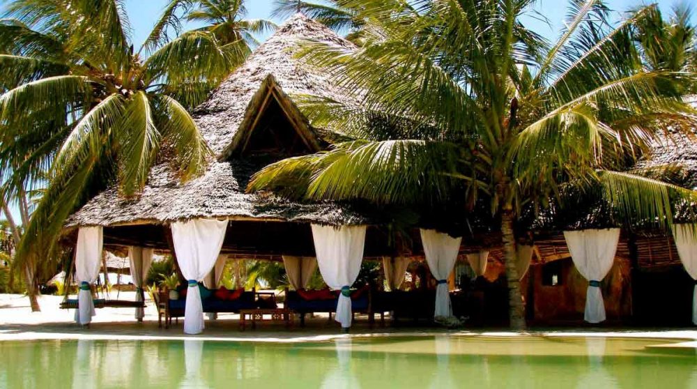 La piscine de l'hôtel au Kenya