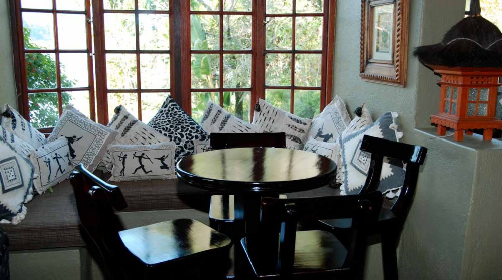 Une table donnant sur le jardin en Afrique du Sud