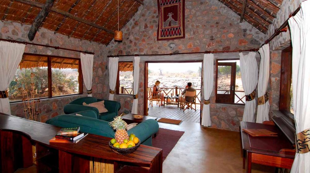 Un salon au lodge au parc national de Ruaha