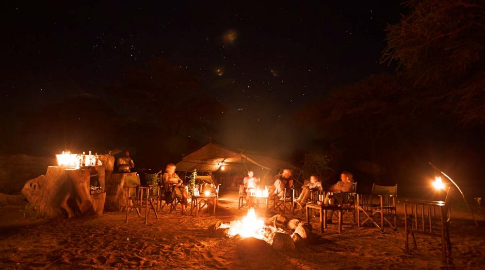 Feu de camp la nuit en Tanzanie
