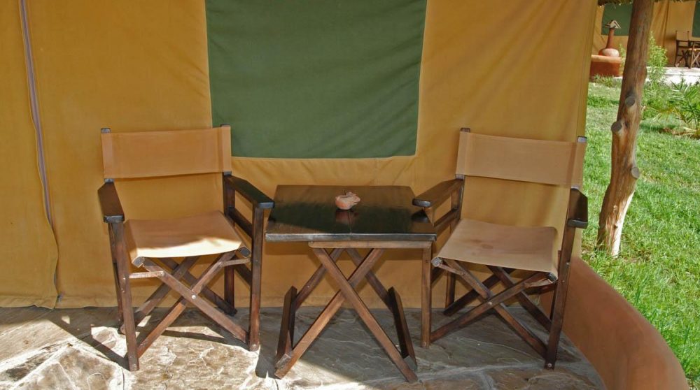 Fauteuils devant une tente au Kenya