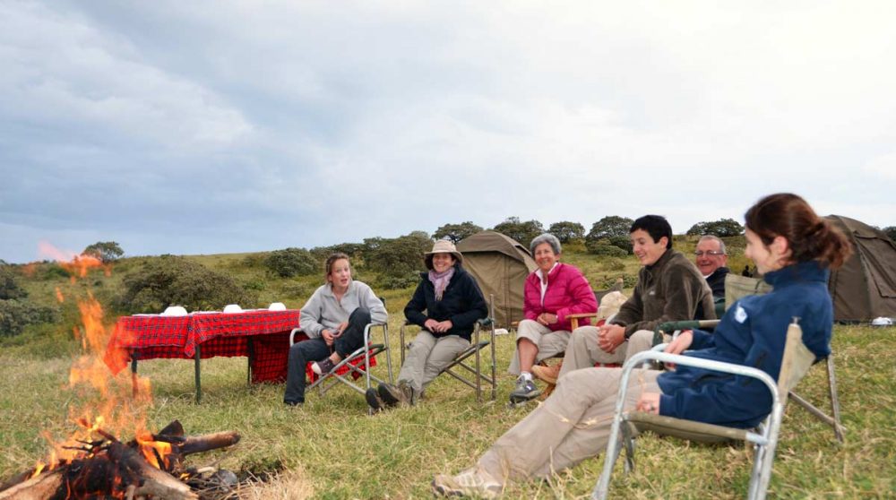 Détente près du feu du camp