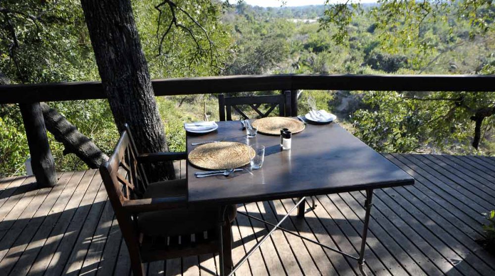 Une table sur la terrasse près du parc Kruger