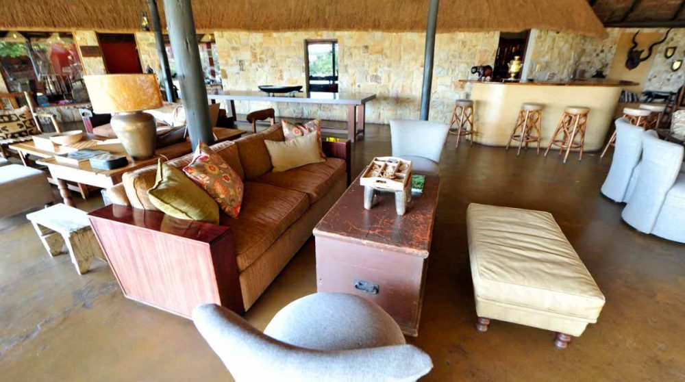 Un canapé dans le salon à Timbavati