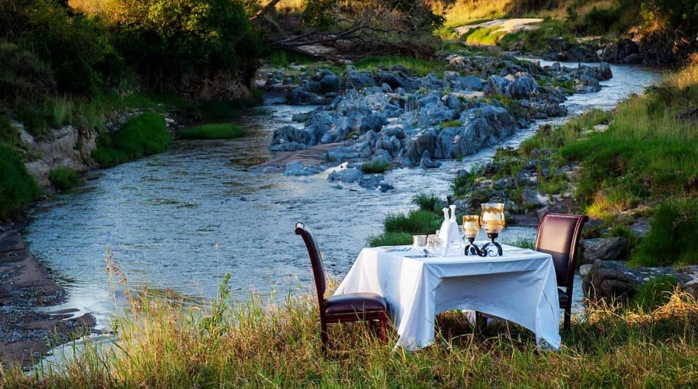 Dîner romantique du-dessus de la rivière Sand