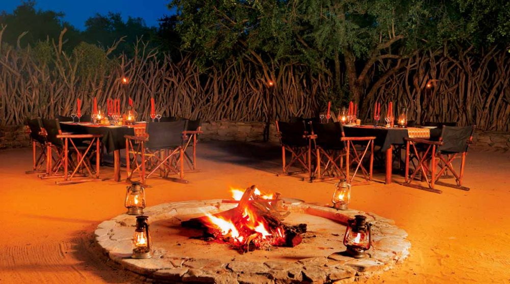 Dîner près du feu en Afrique du Sud