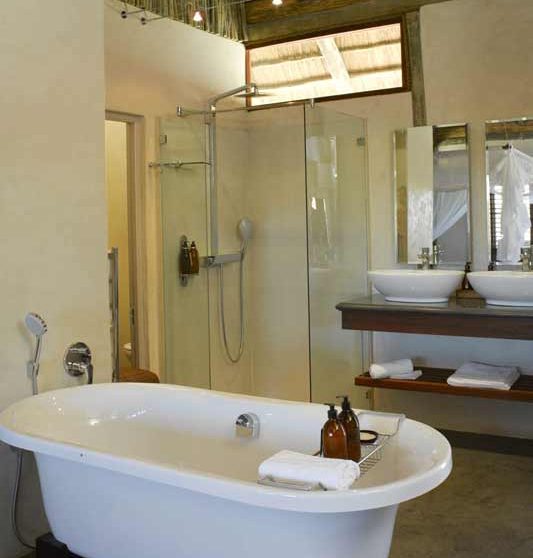 Sa salle de bains dans le Kalahari