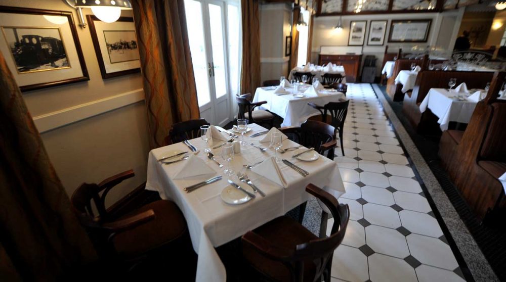 Une table pour déjeuner en Namibie