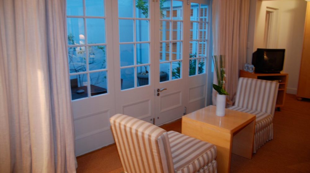 Fautueils dans une chambre luxury