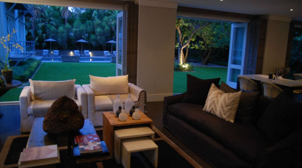 Le salon donnant sur le jardin en Afrique du Sud