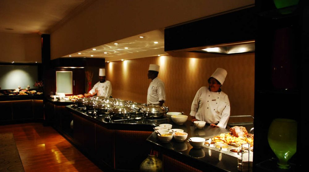 Les chefs préparent le repas au Cap