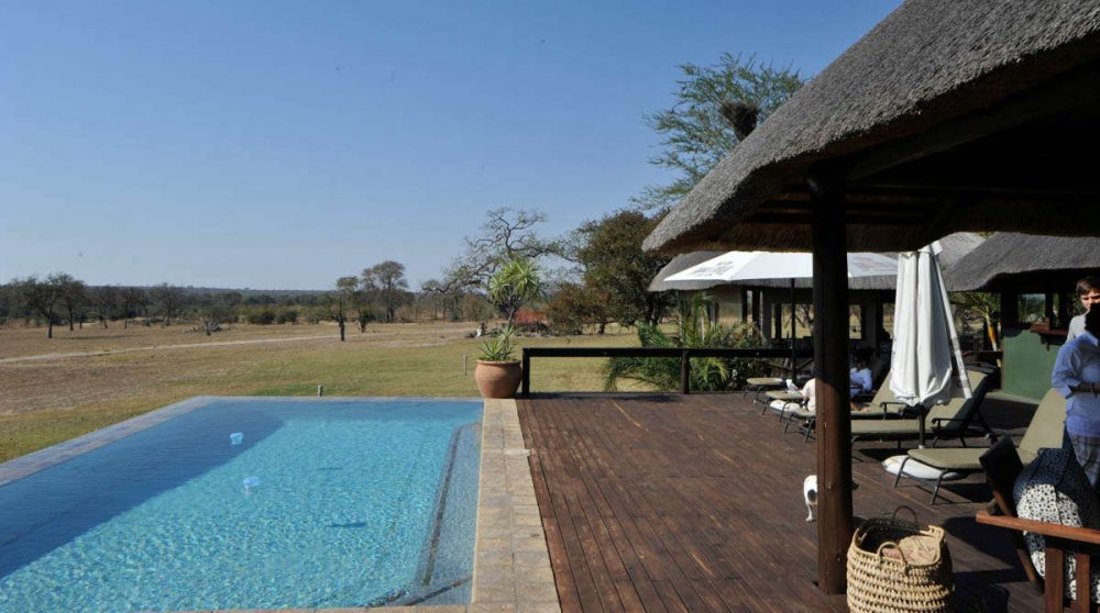 La terrasse avec la piscine à Sabi Sand