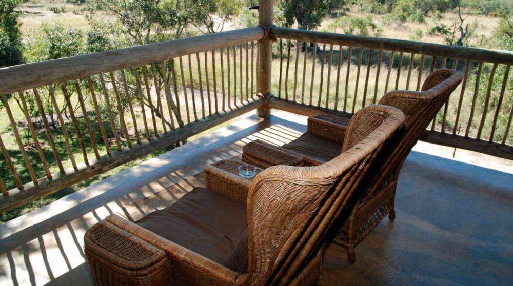Fauteuils sur un balcon en Afrique du Sud
