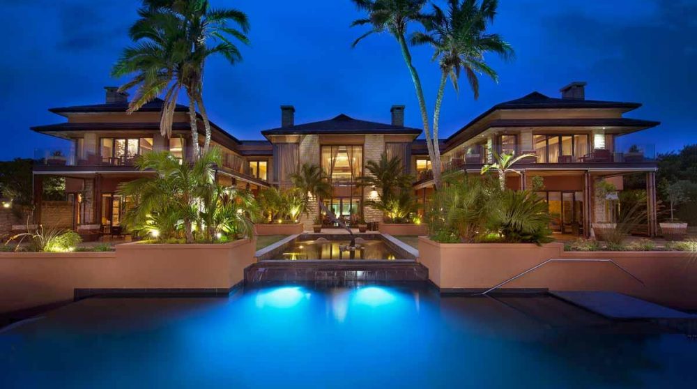 L'hôtel et la piscine la nuit à Knysna