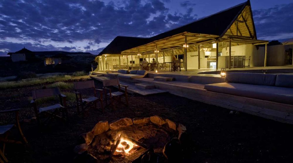 Un feu dans le jardin en Namibie