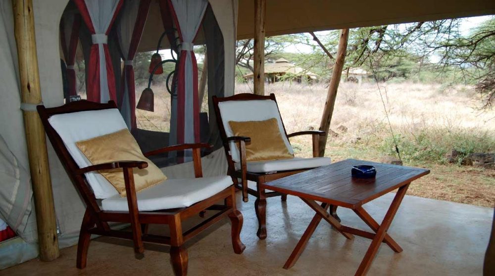 Une terrasse devant une tente au Kenya