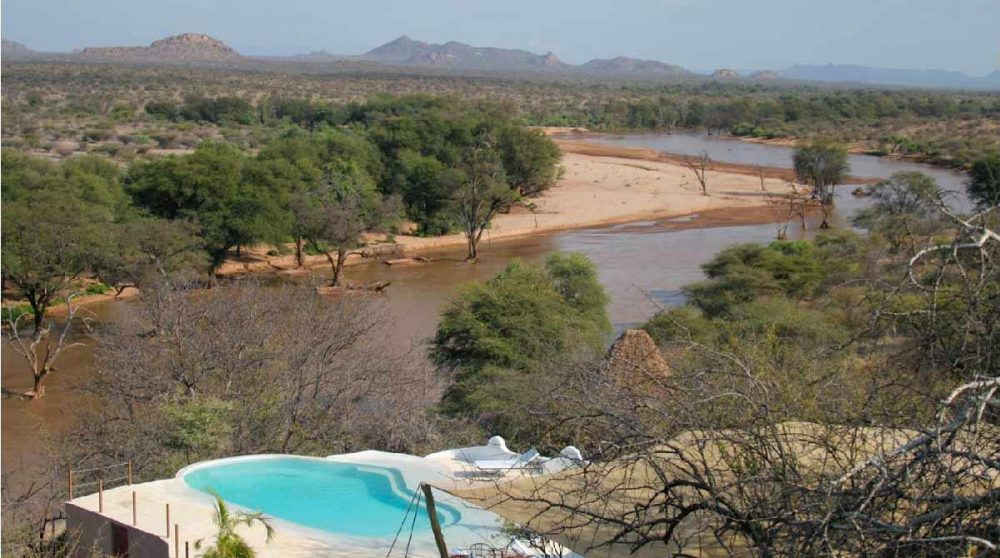 La piscine et la rivière près de la réserve Samburu