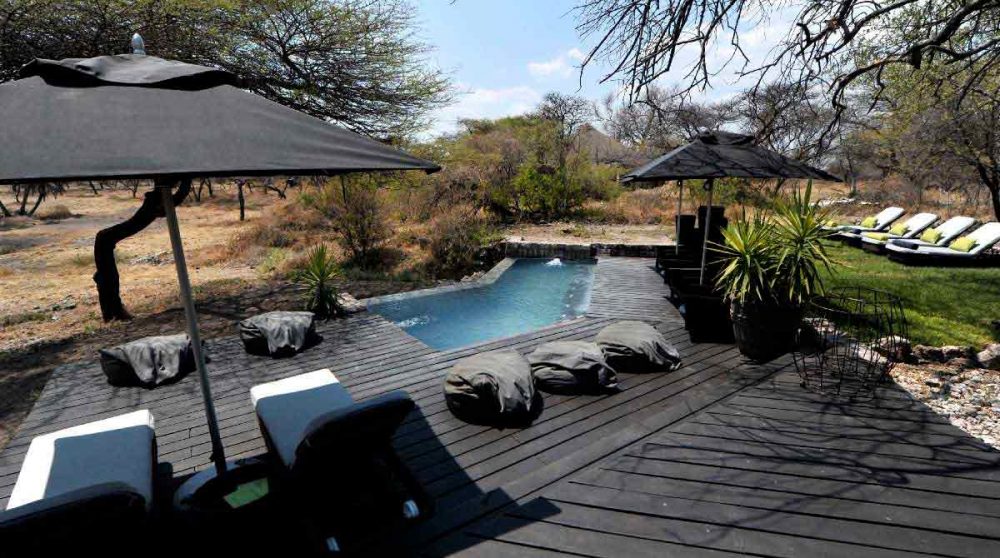 Chaises longues autour de la piscine en Namibie