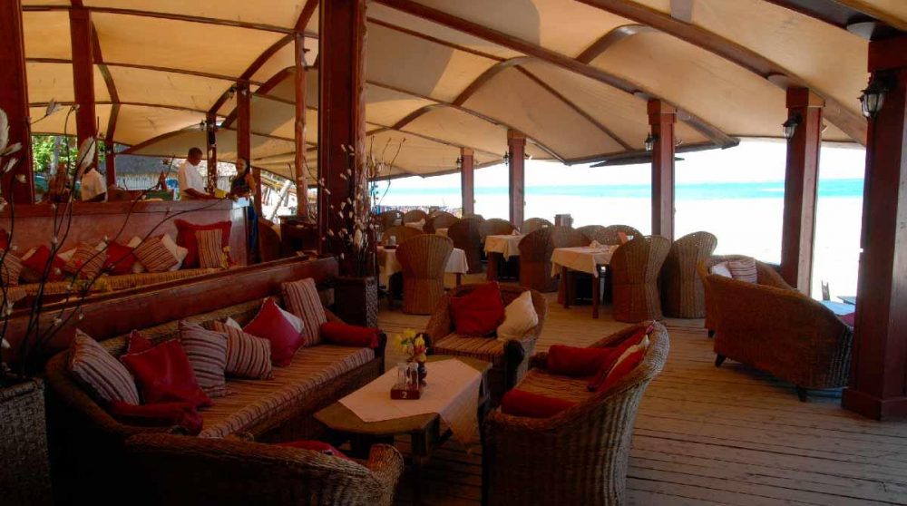 Banquette et fauteuils sur la terrasse de l'hôtel à Mombasa