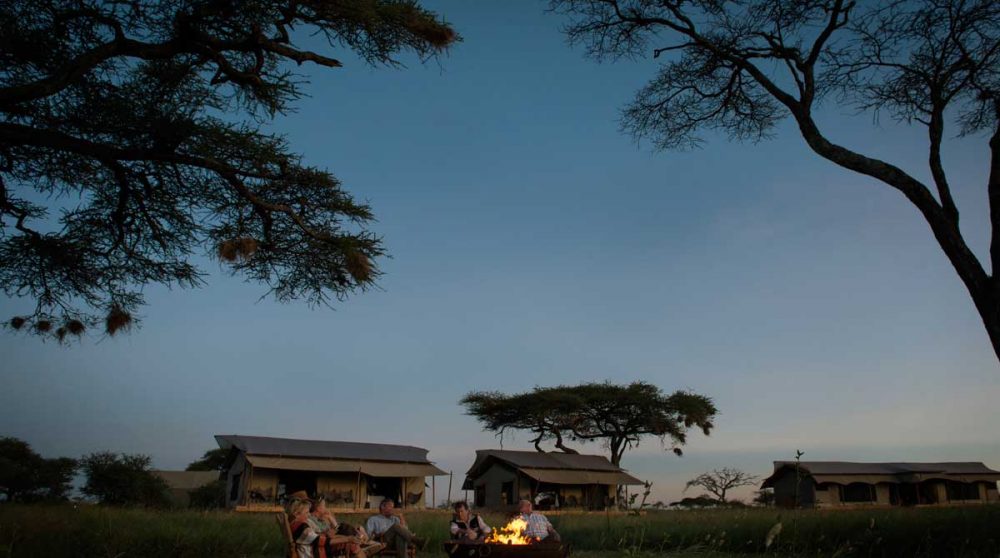 Autour du feu après le coucher de soleil