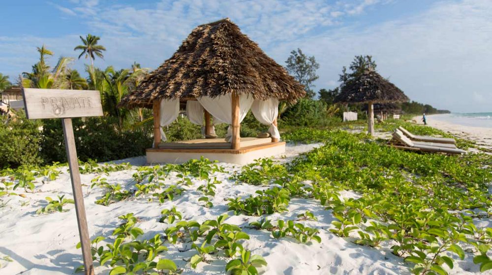 Les paillottes de l'hôtel à Zanzibar