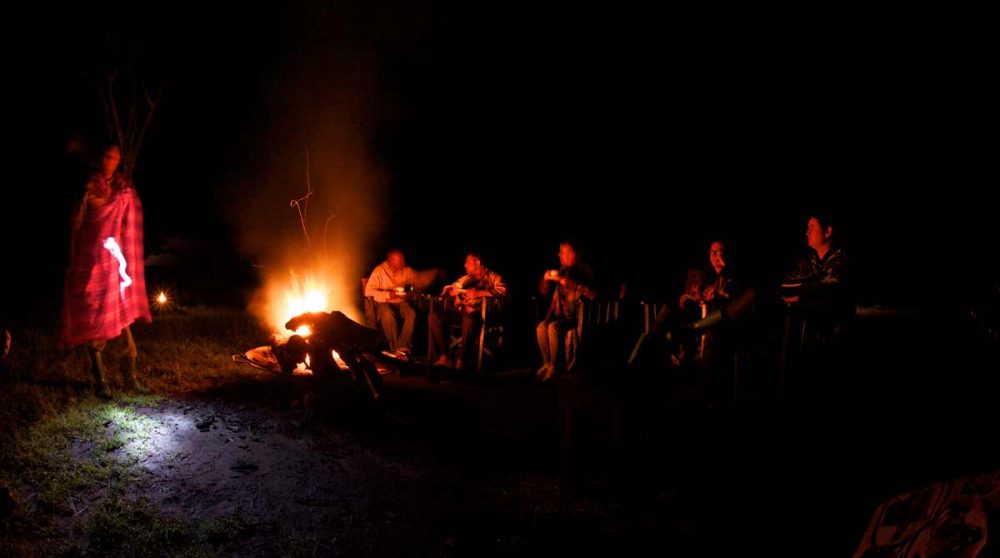 Soirée autour du feu avec des masais