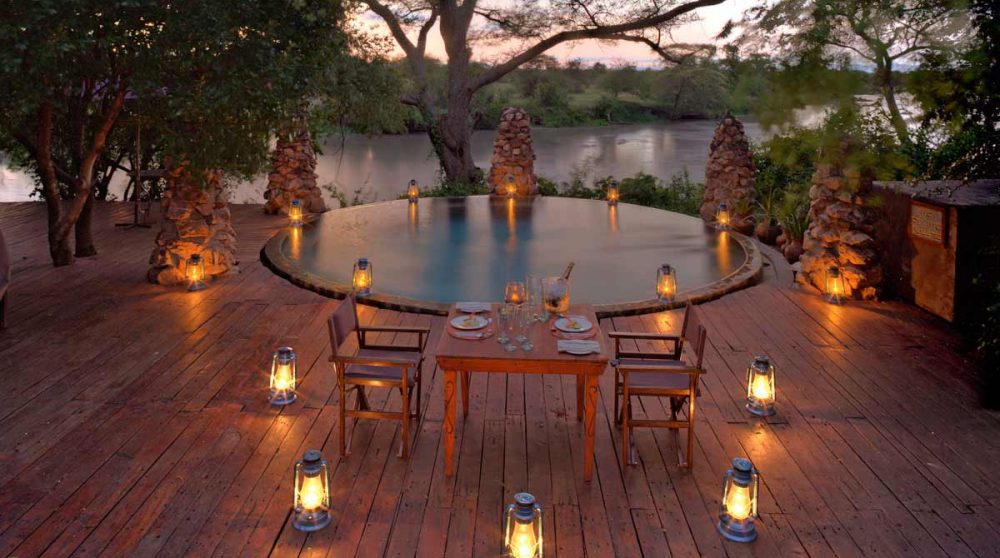 Dîner romantique près de la piscine