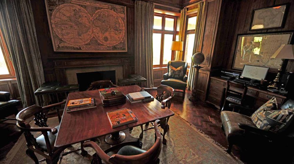 La bibliothèque du lodge en Tanzanie