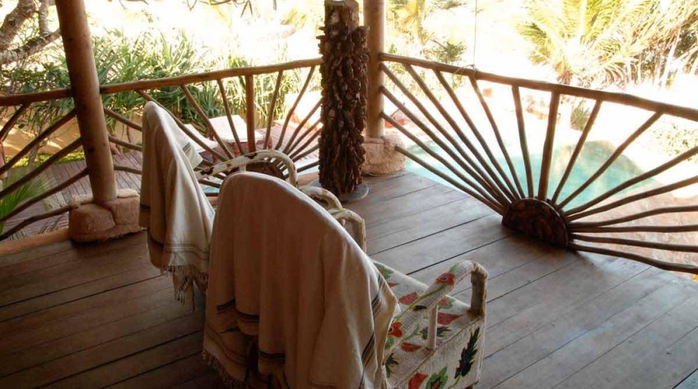 Fauteuils sur une terrasse au Kenya