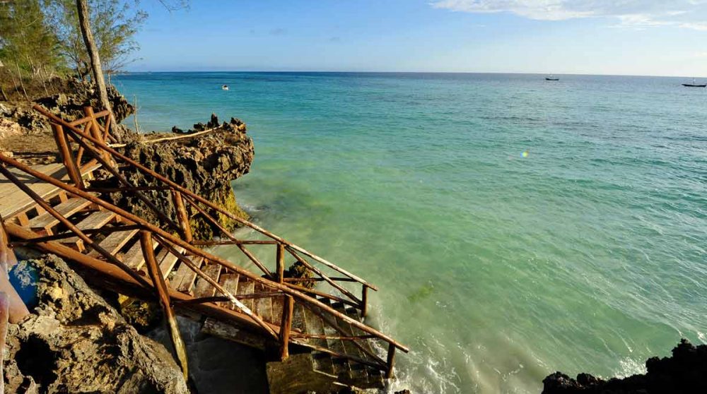 Escalier pour aller dans l'eau à Zanzibar