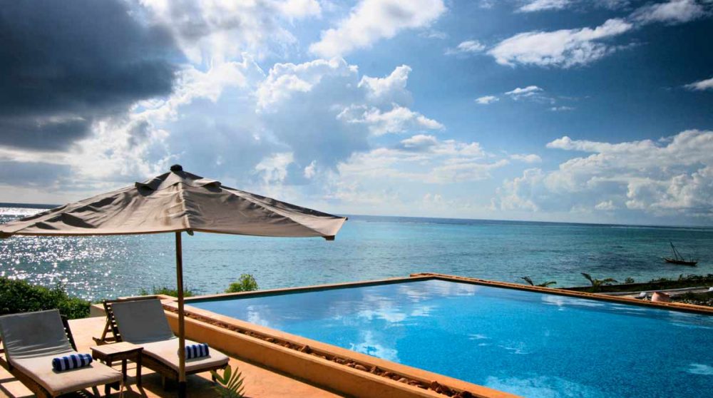 Vue sur l'océan depuis la piscine