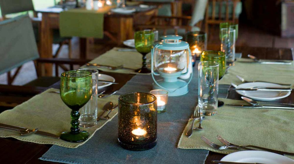 Une table éclairée le soir