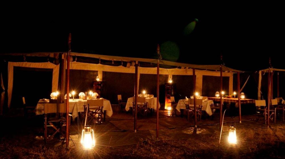 Le restaurant éclairé de nuit
