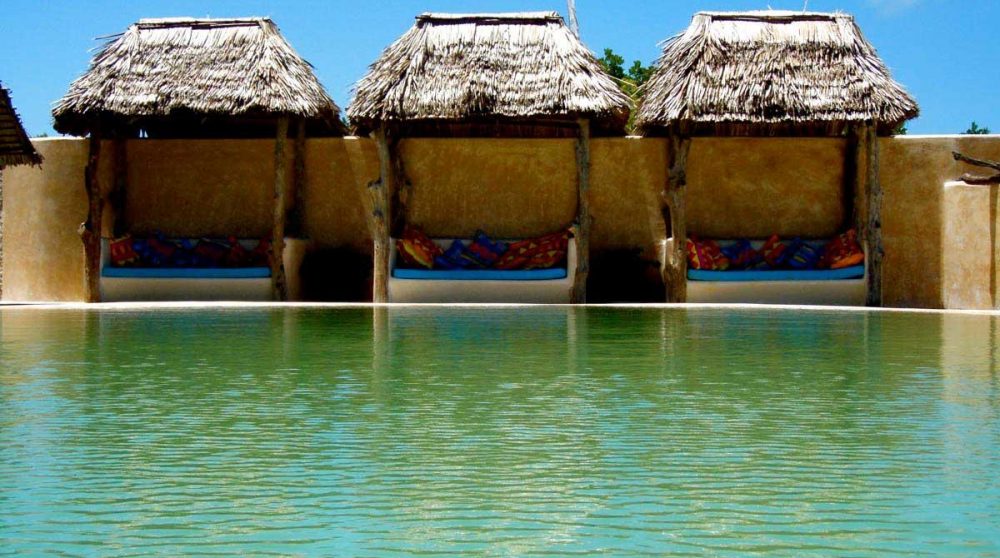 Espace détente près de la piscine