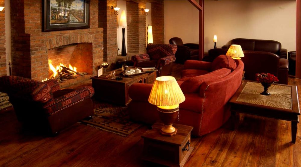 Le salon avec sa cheminée