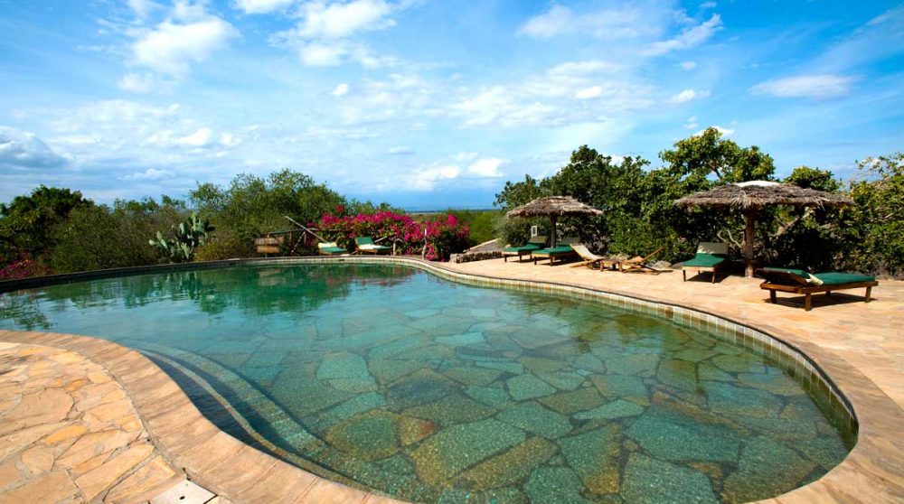 La piscine avec les chaises longues