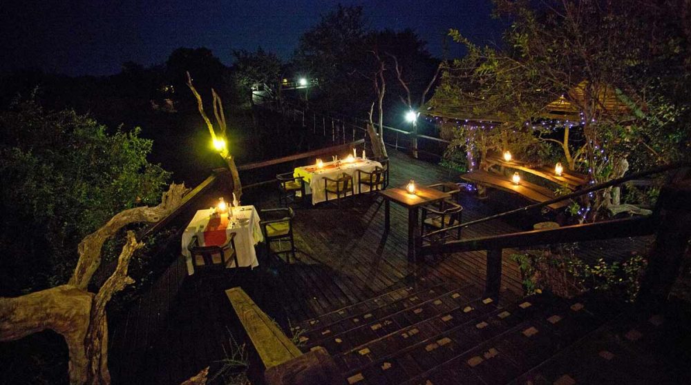 Le dîner sur une autre terrasse, à la belle étoile